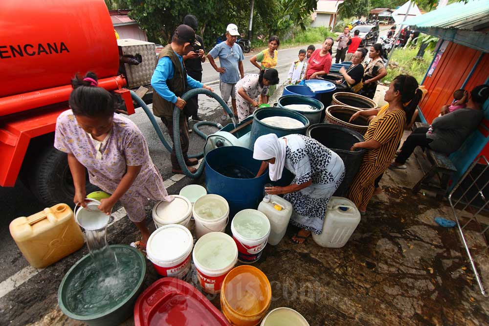  Distribusi Air Bersih ke Lokasi Dampak El Nino di Sumatra Barat