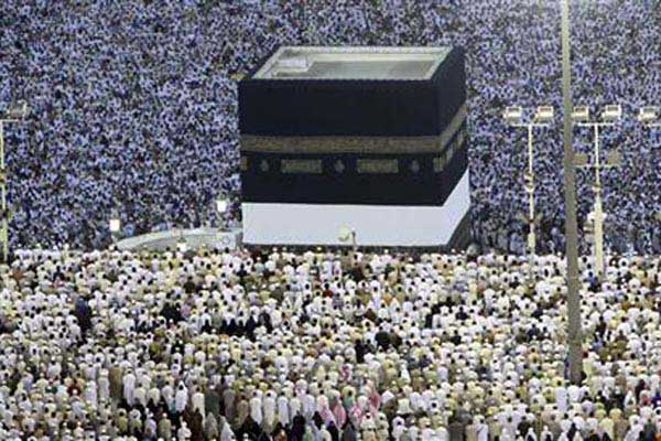  Ingat! Jemaah Haji Dilarang Selfie Berlebihan di Depan Kabah