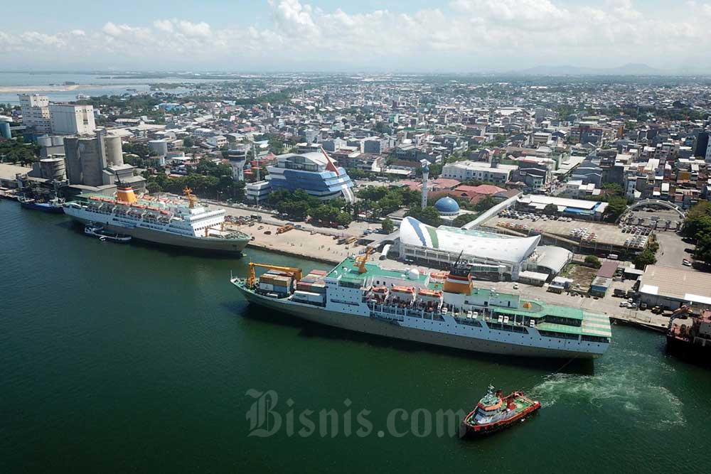 Kapal Tug Boat menarik Kapal KM Gunung Dempo yang akan melanjutkan pelayaran di Pelabuhan Makassar Sulawesi Selatan, Rabu (21/12/2022). Bisnis/Paulus Tandi Bone