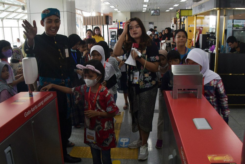 Sejumlah anak menempelkan kartu ke mesin usai menaiki kereta LRT (Light Rail Transit) di Stasiun Velodrome Jakarta, Kamis (22/6/2023). Pada HUT ke-496, Pemprov DKI Jakarta memberikan tarif Rp1 untuk trasnportasi umum seperti LRT, Transjakarta dan MRT. ANTARA FOTO/ Fakhri Hermansyah/rwa.