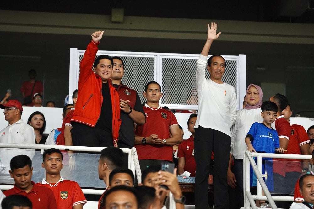 Presiden Joko Widodo (ketiga kanan) bersama Ibu Negara Iriana Joko Widodo (kedua kanan), Menteri BUMN sekaligus Ketua Umum PSSI Erick Thohir (ketiga kiri), dan Menpora Dito Ariotedho (keempat kiri) menyaksikan laga FIFA Matchday antara Indonesia vs Argentina di Stadion Utama Gelora Bung Karno (SUGBK), Senayan, Jakarta, Senin (19/6/2023). ANTARA FOTO/Dhemas Reviyanto//foc.