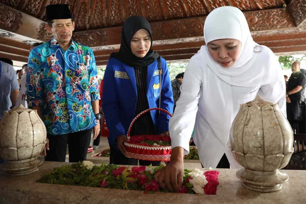  Gubernur Khofifah Ziarah Makam Bung Karno Bersama Pimpinan Mahasiswa