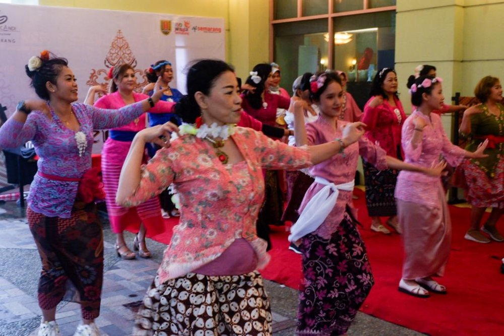  Semarak Festival Berkebaya di Pasar Senggol Grand Candi Hotel