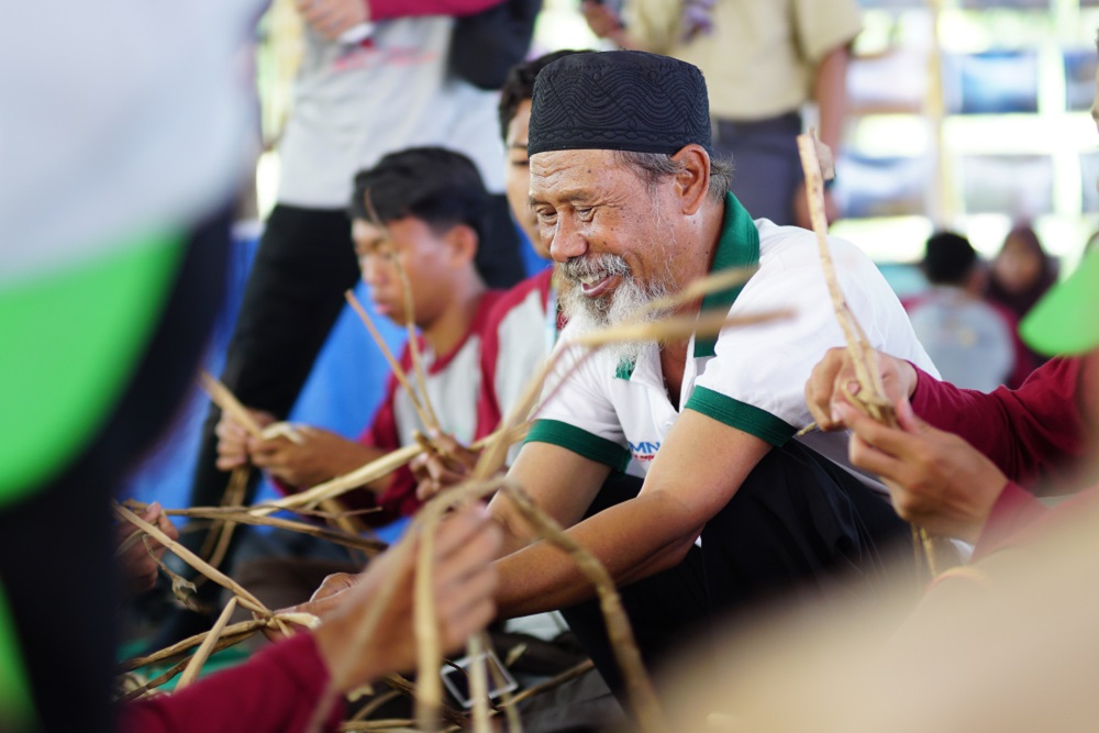  Kelompok Warga di Bandung Barat Sulap Eceng Gondok Jadi Anyaman Cantik