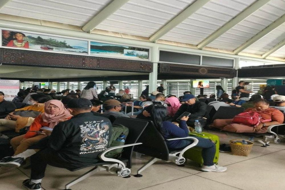 Suasana sesak di area tunggu atau boarding lounge Terminal 1A keberangkatan Bandara Soekarno-Hatta siang hari pada Rabu (28/6/2023)/Bisnis-Widya Islamiati