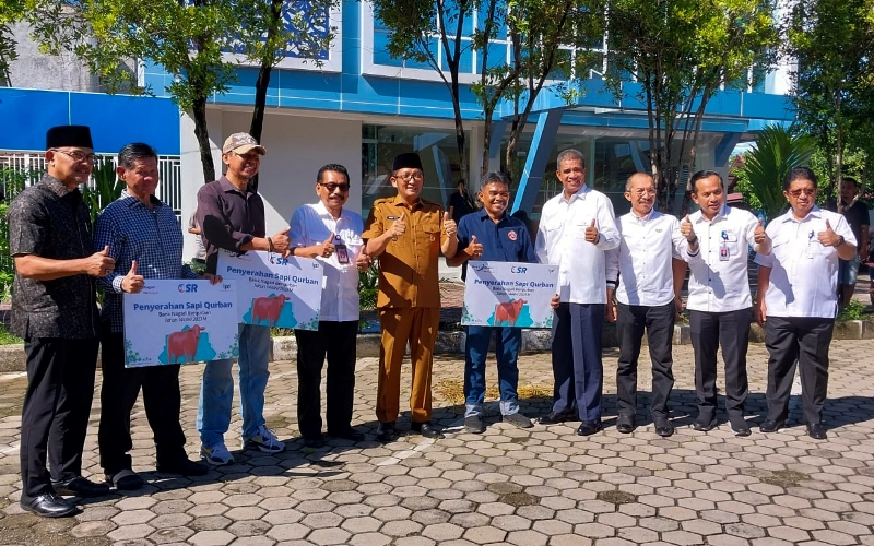  Bank Nagari Serahkan Enam Ekor Sapi Kurban di Padang