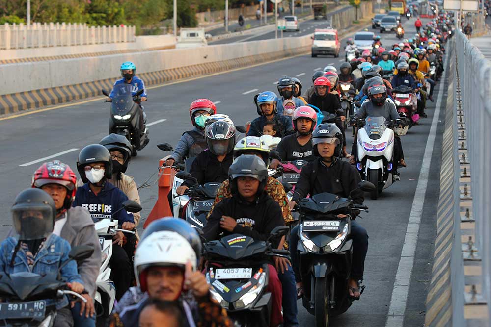  Jembatan Suramadu Dipadati Pemudik Sepeda Motor Saat Idul Adha