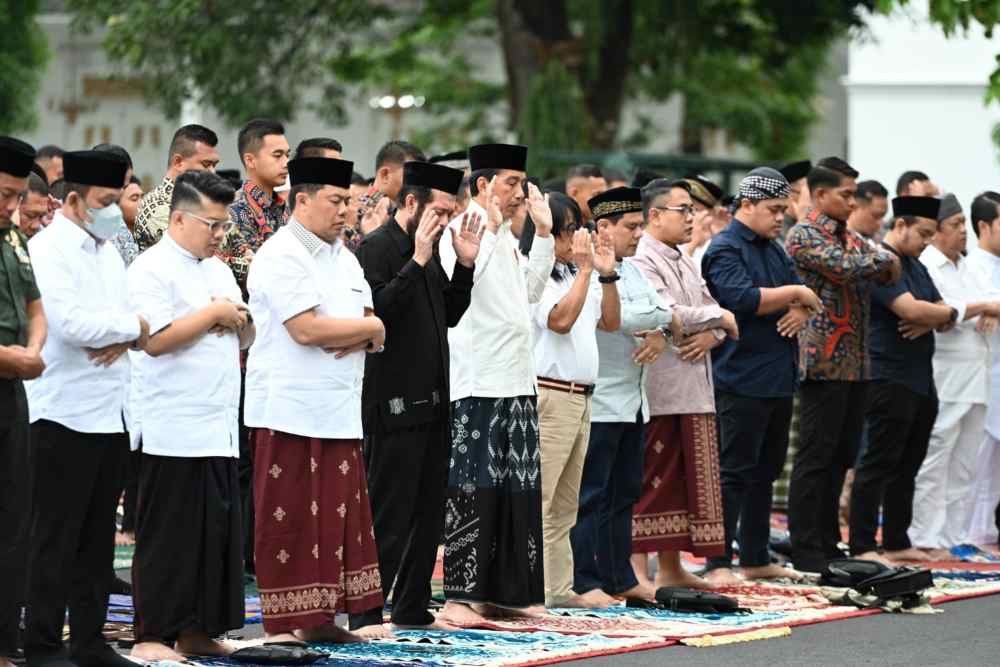  Momen Khusyuk Salat Iduladha Presiden Jokowi dan Wapres Ma\'ruf Amin