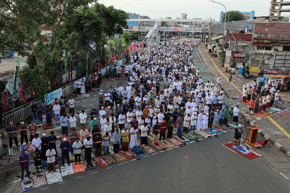  Ratusan Warga Gelar Salat Idul Adha di Jalanan Kampung Melayu Jakarta