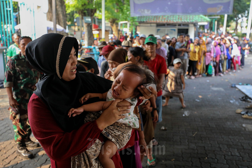  Antrean Warga Mengambil Daging Kurban di Masjid Cut Meutia