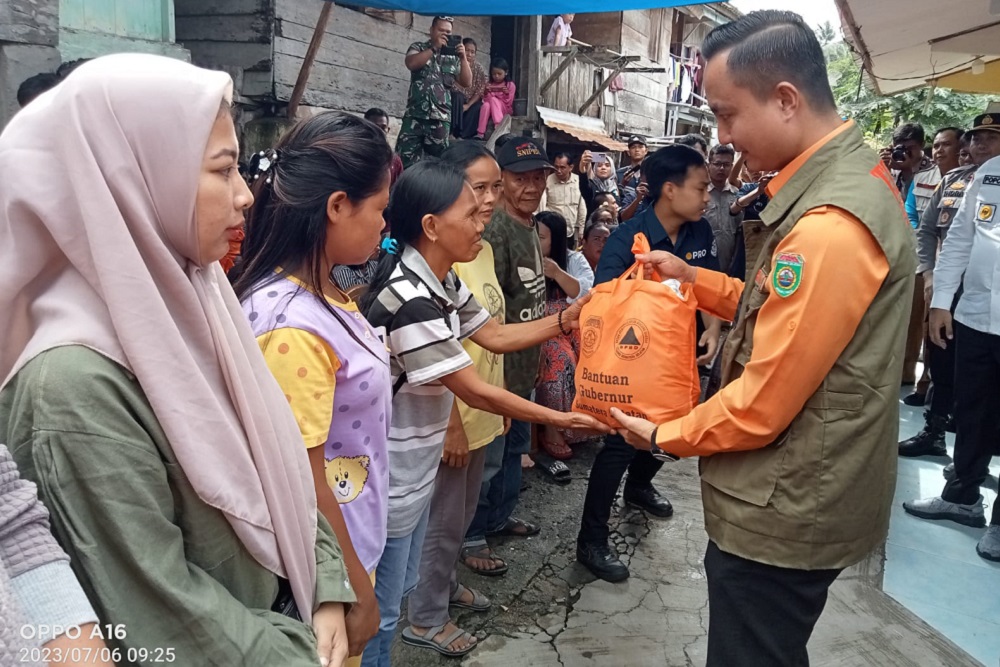 Penyerahan bantuan bencana banjir bandang di Kabupaten Ogan Komering Ulu (OKU) Selatan. /Istimewa