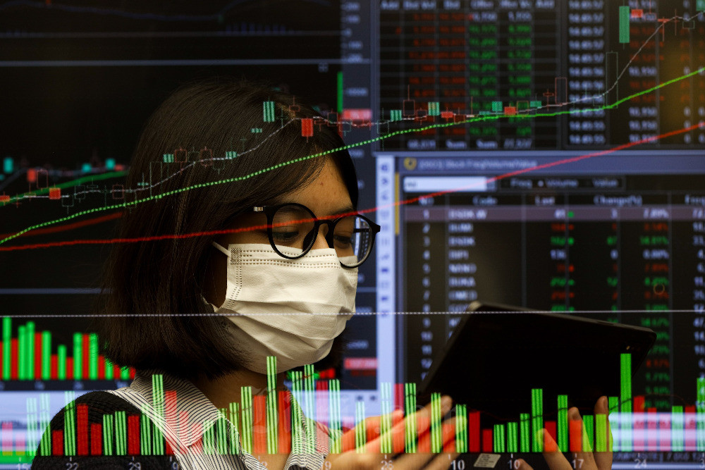 Karyawati mengamati pergerakan harga saham di kantor PT Mandiri Sekuritas di Jakarta, Rabu (9/11/2022). Bisnis/Arief Hermawan P