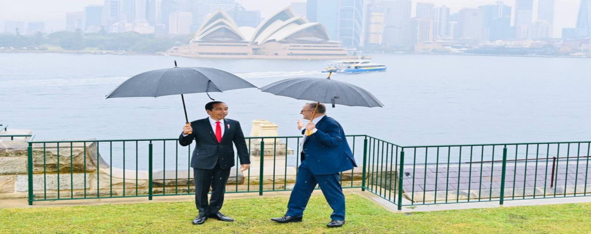 Perdana Menteri (PM) Australia Anthony Albanese mengajak Presiden Jokowi Widodo (Jokowi) untuk berkeliling di halaman belakang Admiralty House, Sydney, Selasa (4/7/2023)./Foto: Biro Sekretariat Presiden