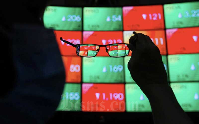 Karyawan mengamati pergerakan saham di galeri PT Bursa Efek Indonesia (BEI), Jakarta, Kamis (19/11/2020). Bisnis/Arief Hermawan P