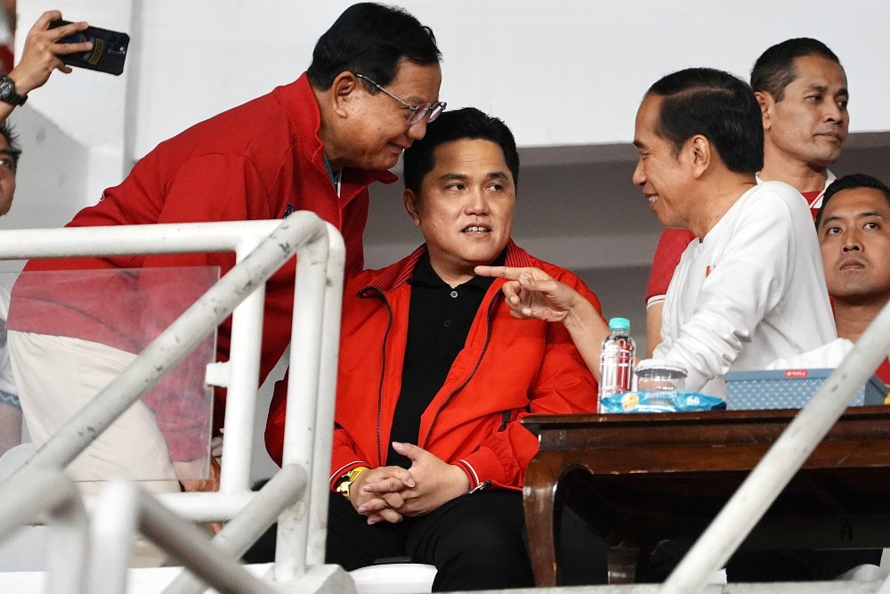 Presiden Joko Widodo (kanan) berbincang dengan Menteri BUMN sekaligus Ketua Umum PSSI Erick Thohir (tengah) dan Menteri Pertahanan Prabowo Subianto (kiri) saat menyaksikan laga FIFA Matchday Indonesia vs Argentina di Stadion Utama Gelora Bung Karno (SUGBK), Senayan, Jakarta, Senin (19/6/2023). ANTARA FOTO/Dhemas Reviyanto/tom.