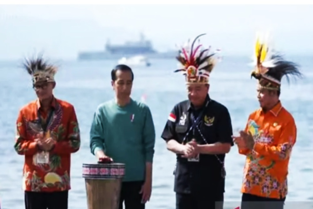 Presiden Joko Widodo saat membuka Papua Street Carnival di Kota Jayapura Papua, Jumat (7/6). (ANTARA/HO- tangkapan layar)