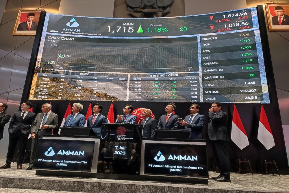 Jajaran direksi PT Amman Mineral International Tbk. (AMMN) dalam pencatatan perdana saham di Bursa Efek Indonesia (BEI), Jumat (7/7/2023)/Bisnis-Artha Adventy.