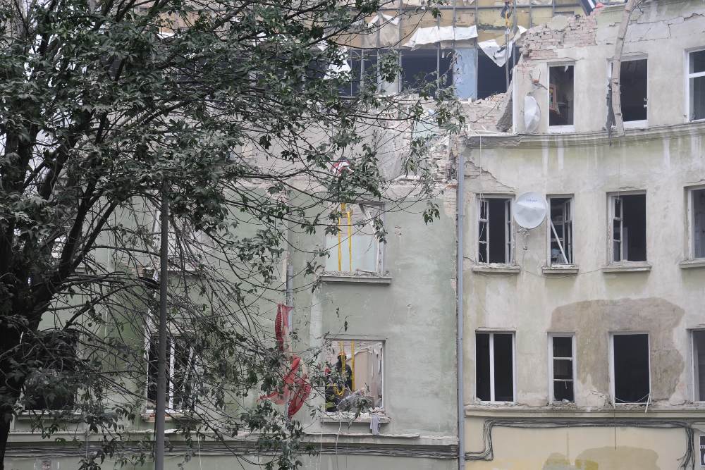 Pemandangan gedung apartemen yang rusak. Rusia meluncurkan serangan rudal ke Ukraina. Musuh meluncurkan rudal Kalibr dari Laut Hitam. Akibat serangan rudal Rusia di Lviv, sebuah gedung apartemen rusak. Lantai 3 dan 4 di dua pintu masuk hancur. Sejauh ini, empat orang tewas, dan jumlah korban luka meningkat menjadi 34 orang./Reuters