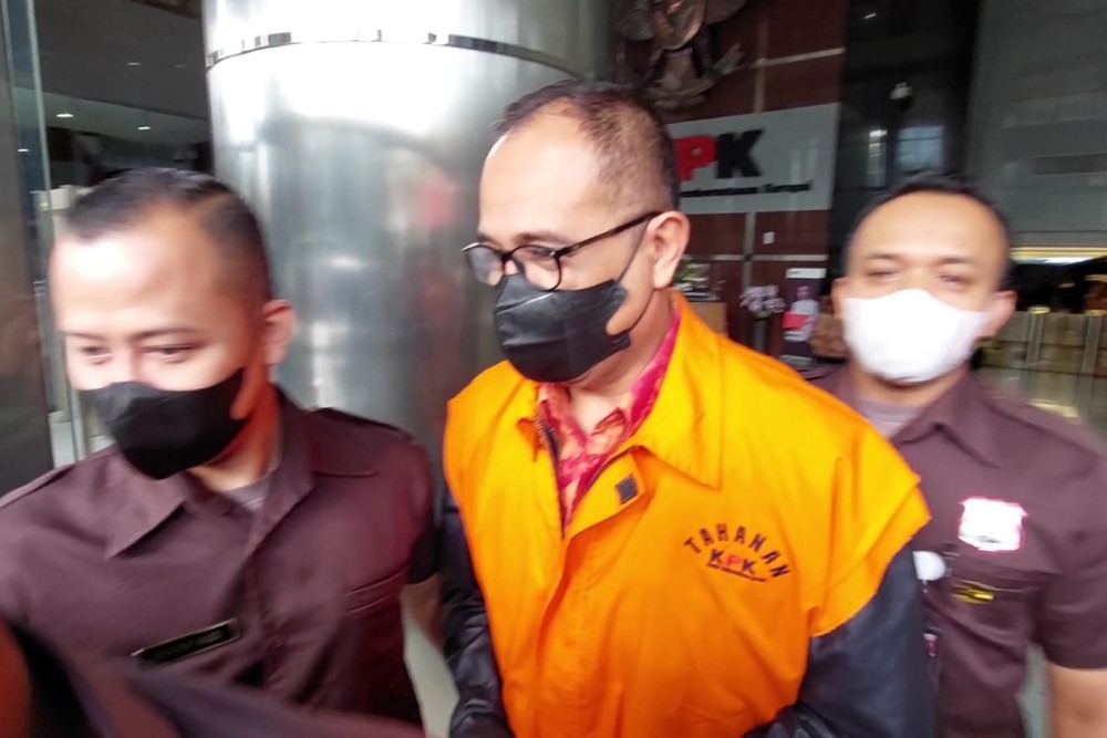 Tersangka kasus dugaan gratifikasi pemeriksaan pajak di Ditjen Pajak selama 2011-2023, Rafael Alun Trisambodo, usai menjalani pemeriksaan perdana di Gedung Merah Putih KPK, Senin (10/4/2023). JIBI/Bisnis-Dany saputra