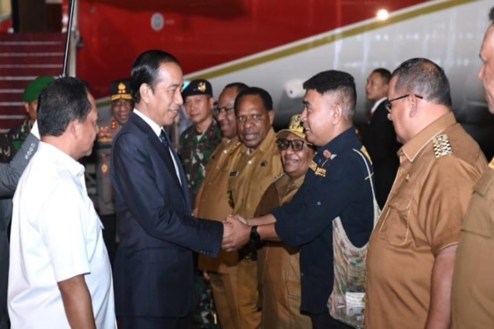 Presiden Joko Widodo (Jokowi) berharap Terminal Bandara Ewer di Kabupaten Asmat dapat dimanfaatkan untuk memenuhi kebutuhan transportasi bagi masyarakat setempat Jokowi tiba di Bandara Sentani, Jayapura, Papua, Rabu (5/7/2023). (Foto: BPMI Setpres)rnrn