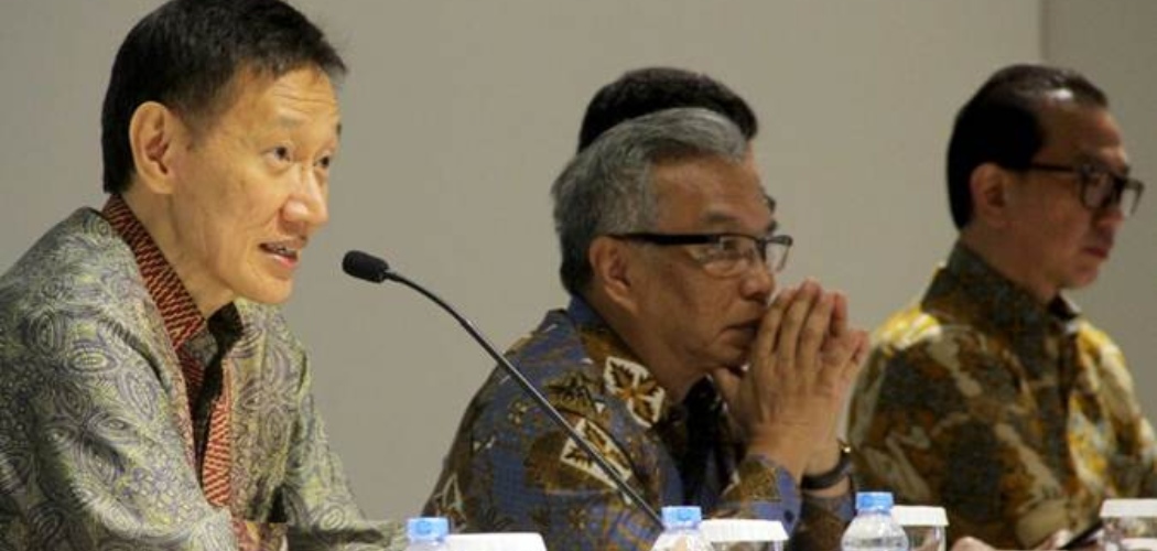 Direktur Utama PT Ciputra Development Tbk. Candra Ciputra (dari kiri), didampingi Direktur Budiarsa Sastrawinata, dan Direktur M. I. Meiko Handoyo memberikan keterangan pers, usai RUPS, di Jakarta, Rabu (26/6/2019)./Bisnis-Triawanda Tirta Aditya