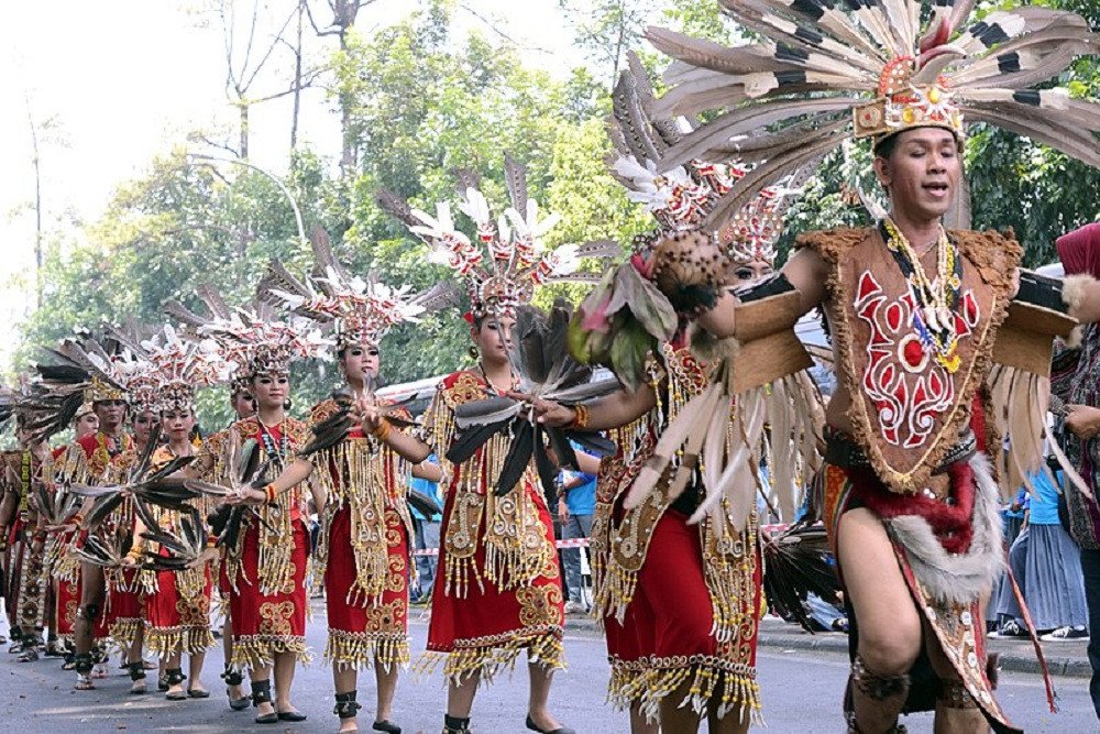 5 Jenis Pakaian Adat Kalimantan Barat yang Unik dan Memukau/Wikimedia Commons