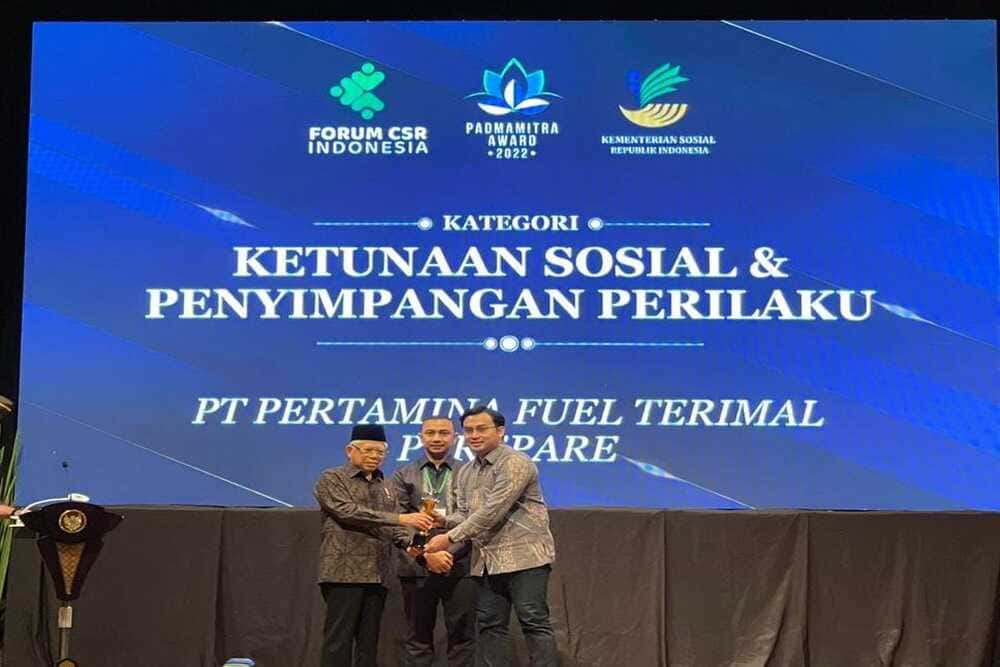 Foto: Wakil Presiden Berikan Penghargaan ke Pertamina Fuel Terminal Parepare