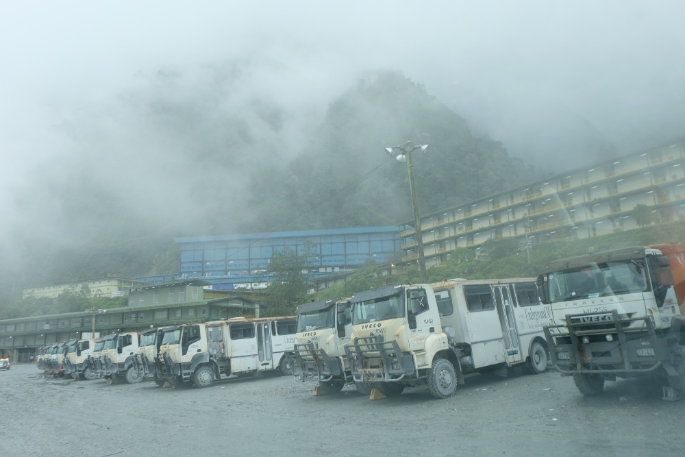 Bus armor atau kendaraan antipeluru untuk mengangkut karyawan PT Freeport Indonesia di Tembagapura, Mimika, Papua Tengah, sedang diparkir. Bus armor biasanya mengangkut karyawan dari Tembagapura-Timika PP 2 kali sehari./Bisnis-Hendri T. Asworo