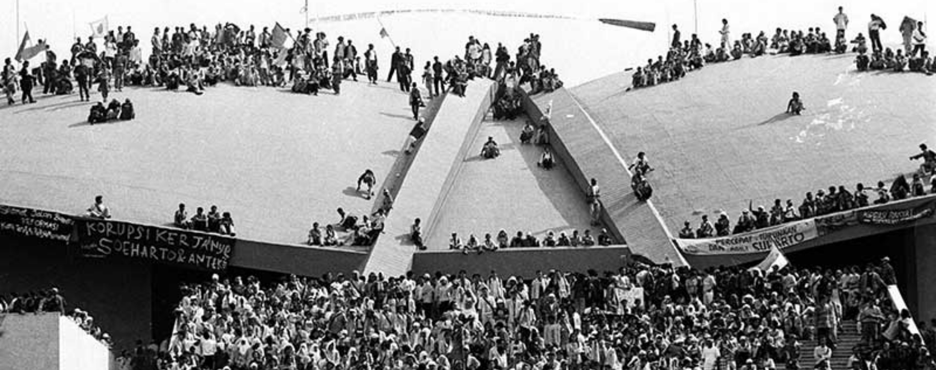 Demonstrasi di Gedung DPR pada 1998/Antara Foto-SAPTONO/RF02/ss/hp/aww.
