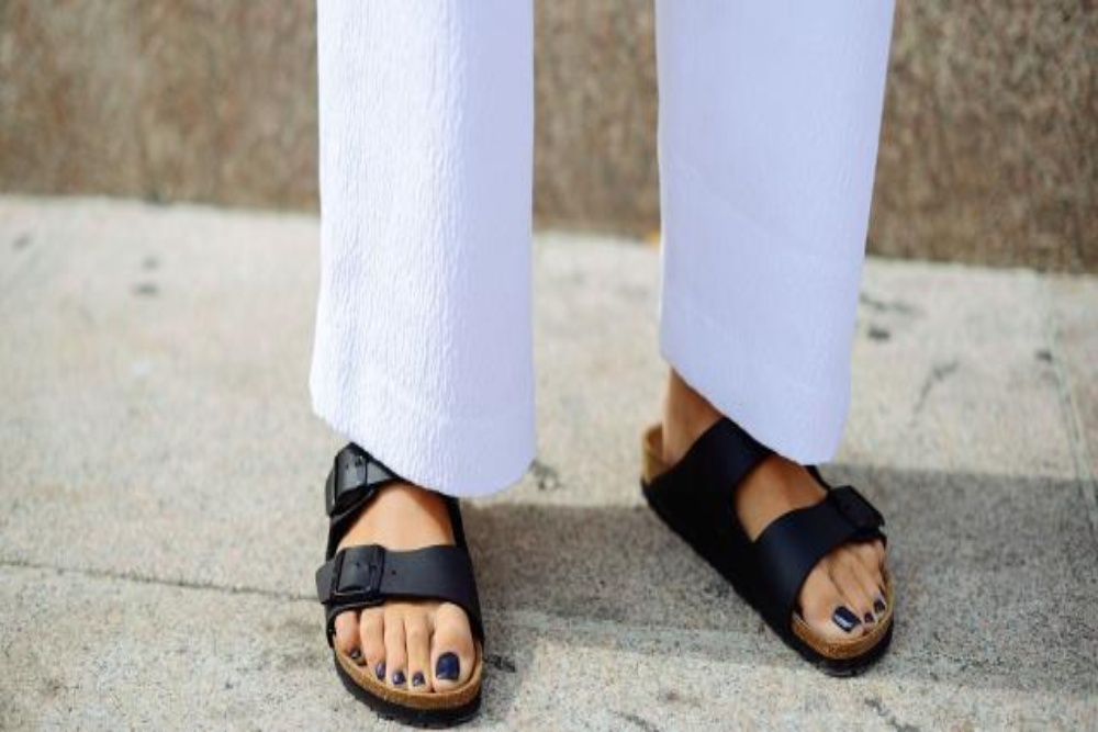  Produsen Sandal Birkenstock Jajaki IPO, Valuasi Bisa Rp90,83 Triliun