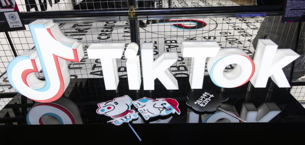 Logo TikTok ditampilkan di TikTok Creators Lab 2019 yang digelar Bytedance Ltd. di Tokyo, Jepang, Sabtu (16/2/2019)./Bloomberg-Shiho Fukada