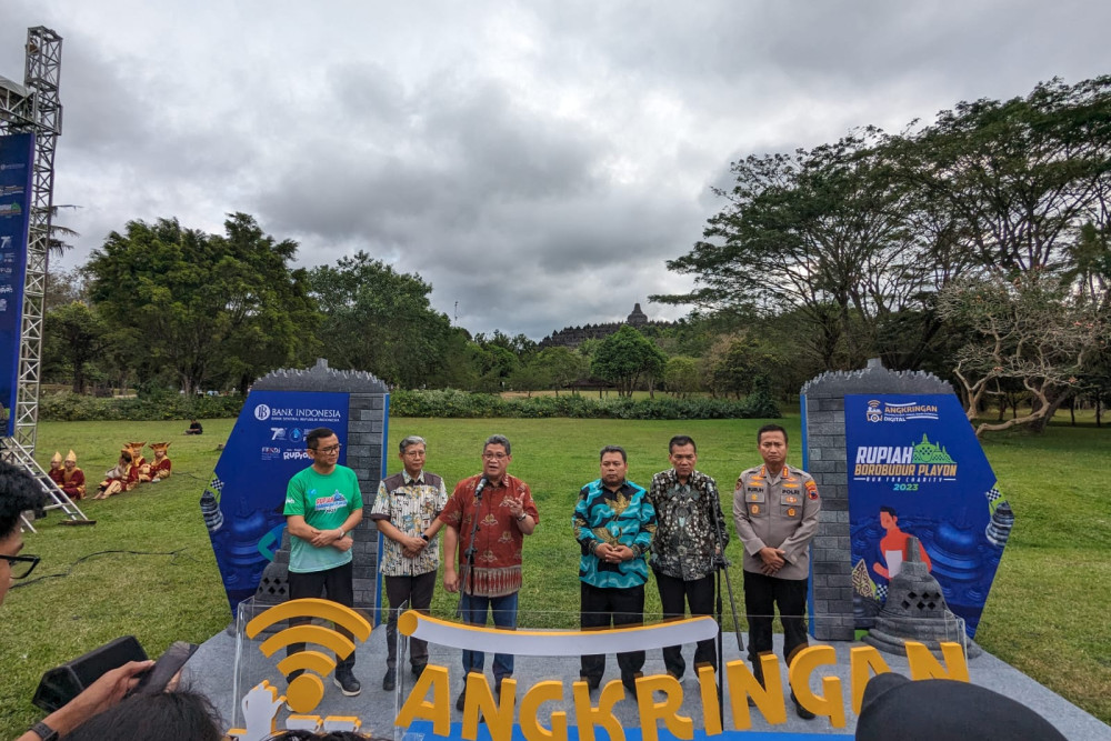 Suasana Angkringan Digital yang diselenggarakan oleh Bank Indonesia Kantor Perwakilan Jateng di kawasan Taman Lumbini, Kompleks Candi Borobudur, Magelang, Jumat (7/7/2023).-Bisnis/Farodlilah Muqoddam