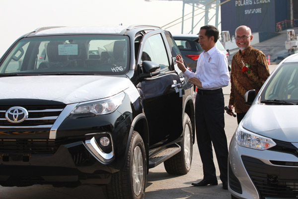 Presiden Joko Widodo, dan Mantan Presiden Director PT Toyota Motor Manufacturing Indonesia (TMMIN) Warih Andang Cahyono pada acara peluncurkan ekspor mobil Toyota di Jakarta. /TMMIN