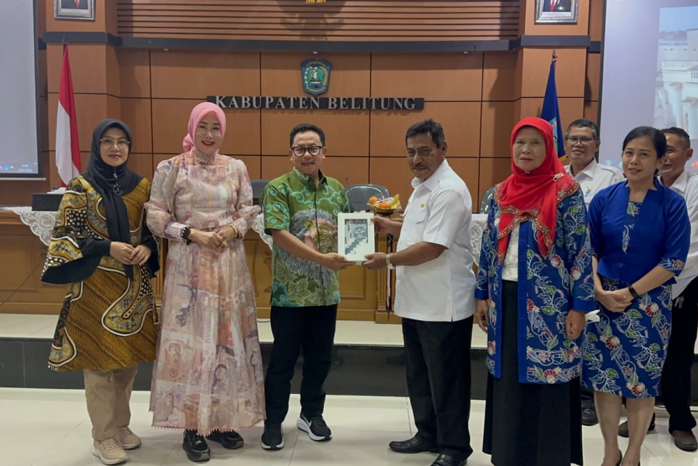 Wali Kota Malang, Sutiaji (kanan), bertukar cinderamata dengan Bupati Belitung, Sahani Saleh, di Belitung, Kamis (6/7/2023). Istimewa