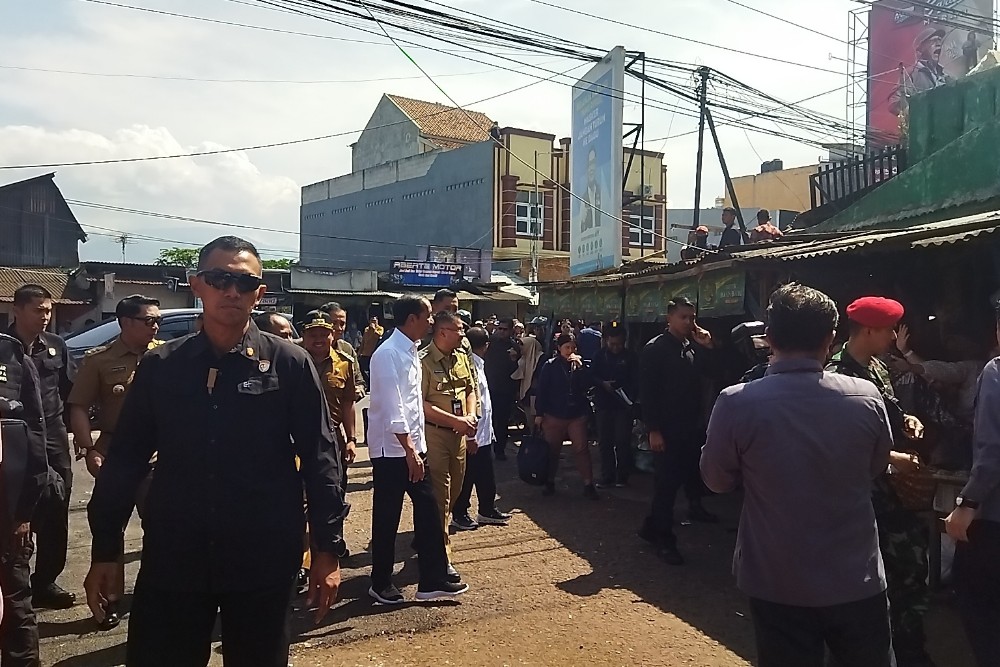  Blusukan di Pasar Tanjungsari, Jokowi Bagikan Modal Tunai, Sembako hingga Kaos