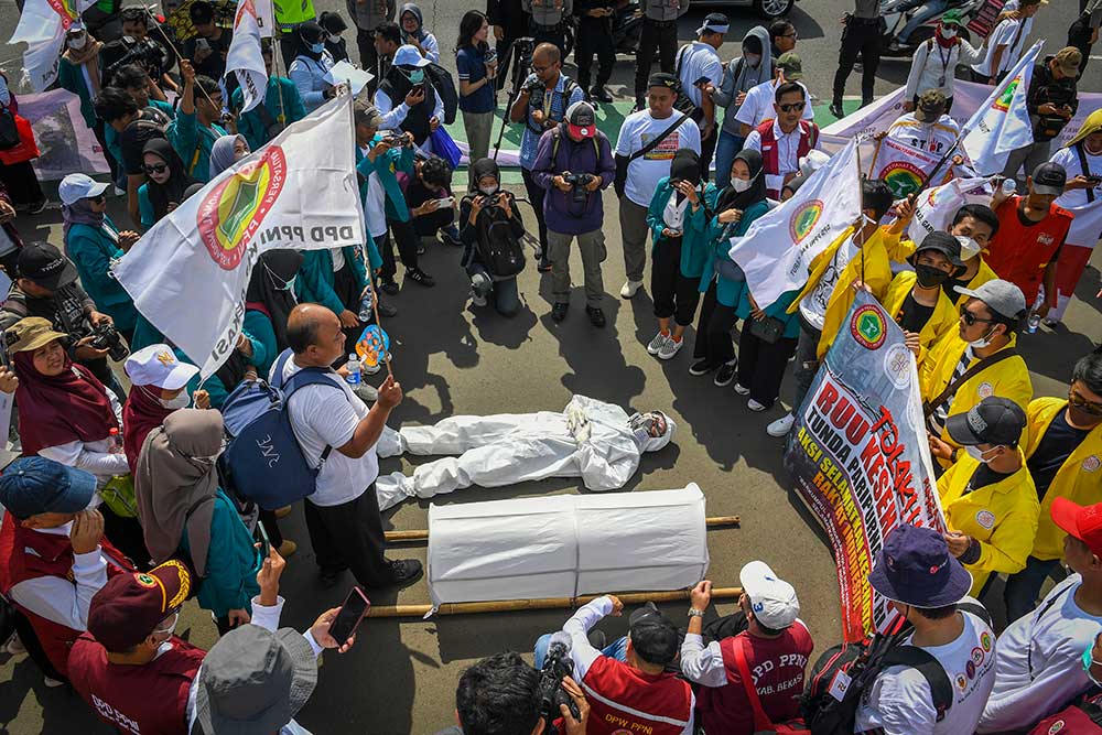  Tenaga Medis Lakukan Aksi Treatikal Saat Unjuk Rasa Menolak RUU Kesehatan di DPR