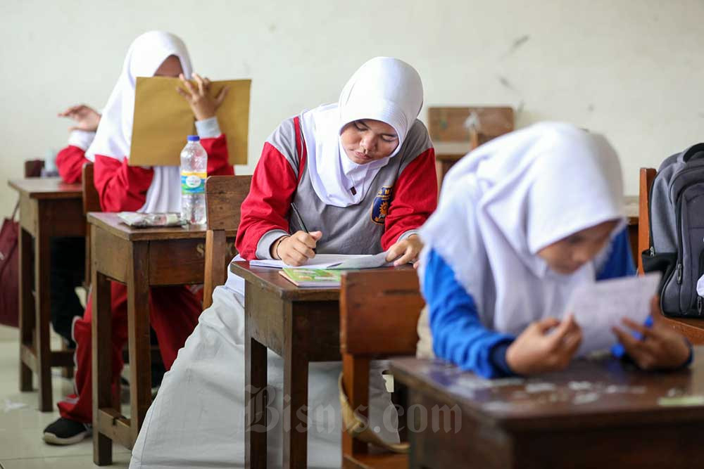 Siswi melakukan proses belajar di Sekolah Menengah Pertama (SMP) Muhammadiyah 14 Jakarta, Senin (16/1/2023). Bisnis/Suselo Jati