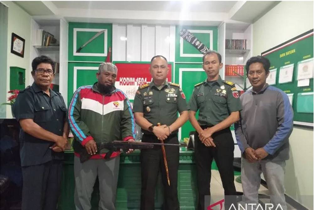  TNI Amankan Tiga Buah Mortir dan Senjata Api Rakitan dari Warga di Maluku