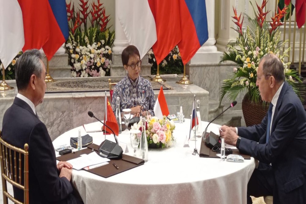  Menlu Retno, Lavrov dan Wang Yi Satu Meja di Pertemuan Trilateral AMM 2023