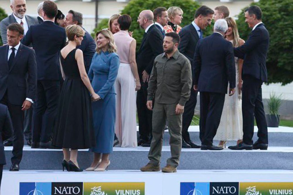  Viral, Ekpresi Presiden Ukraina Zelensky Disorot Saat Dicueki di KTT NATO