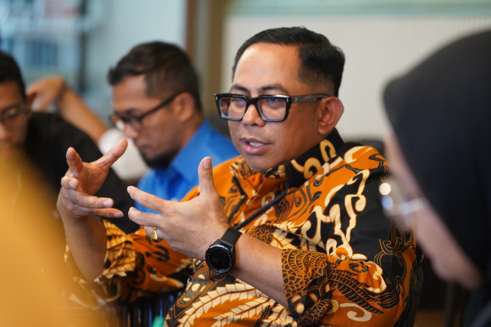 Kepala OJK Malang, Sugiarto Kasmuri, saat memberikan keterangan pers di Malang, Selasa (11/7/2023)./Istimewa