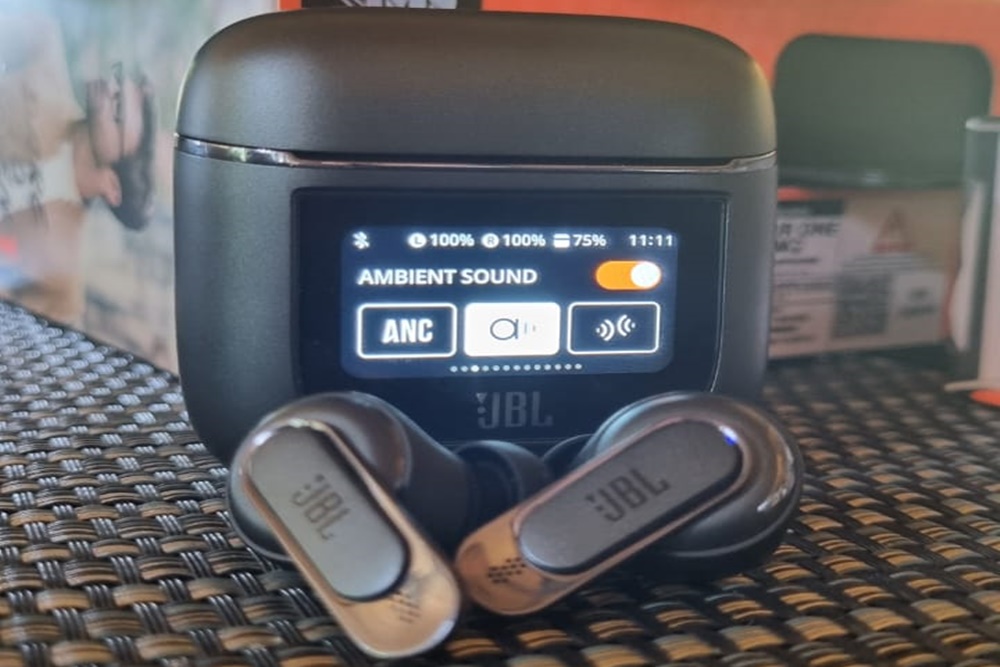  Spesifikasi JBL Tour Pro 2, Punya Fitur Case Layar Sentuh Pertama di Dunia