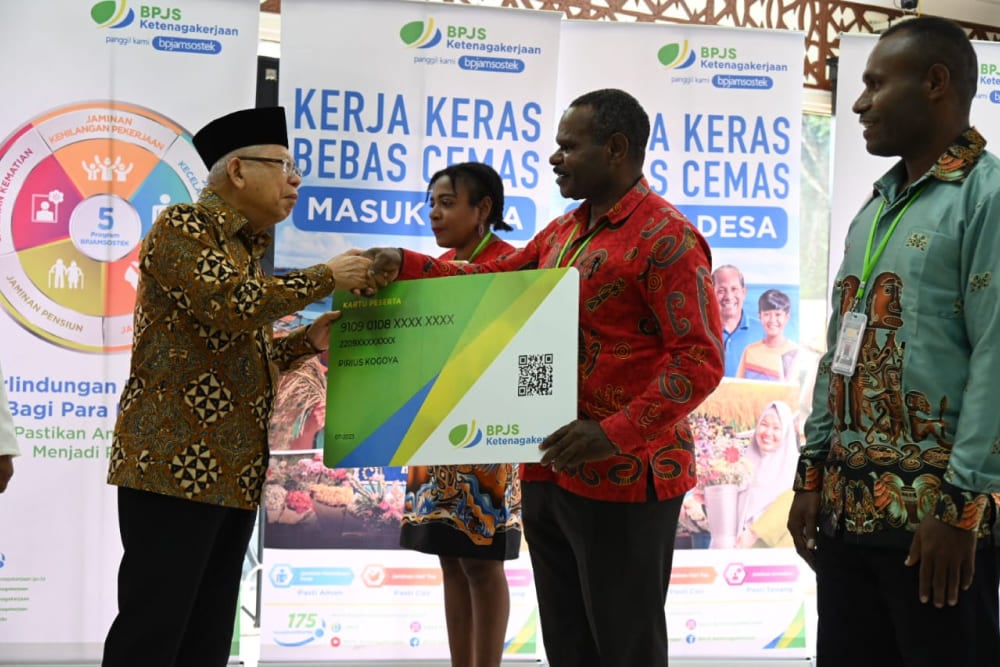  Wapres Serahkan 20.000 Kartu BPJS Ketenagakerjaan di Papua