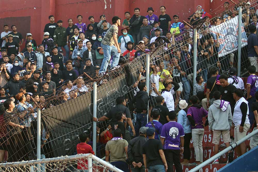  Kerusuhan Antarsuporter Terjadi Saat Persik Kediri Menjamu Arema FC
