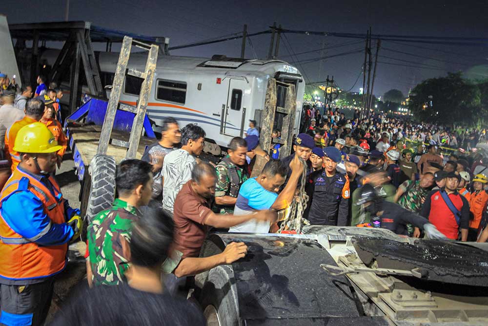 Kereta Api KA 112 Brantas Bertabrakan Dengan Truk Tronton di Semarang