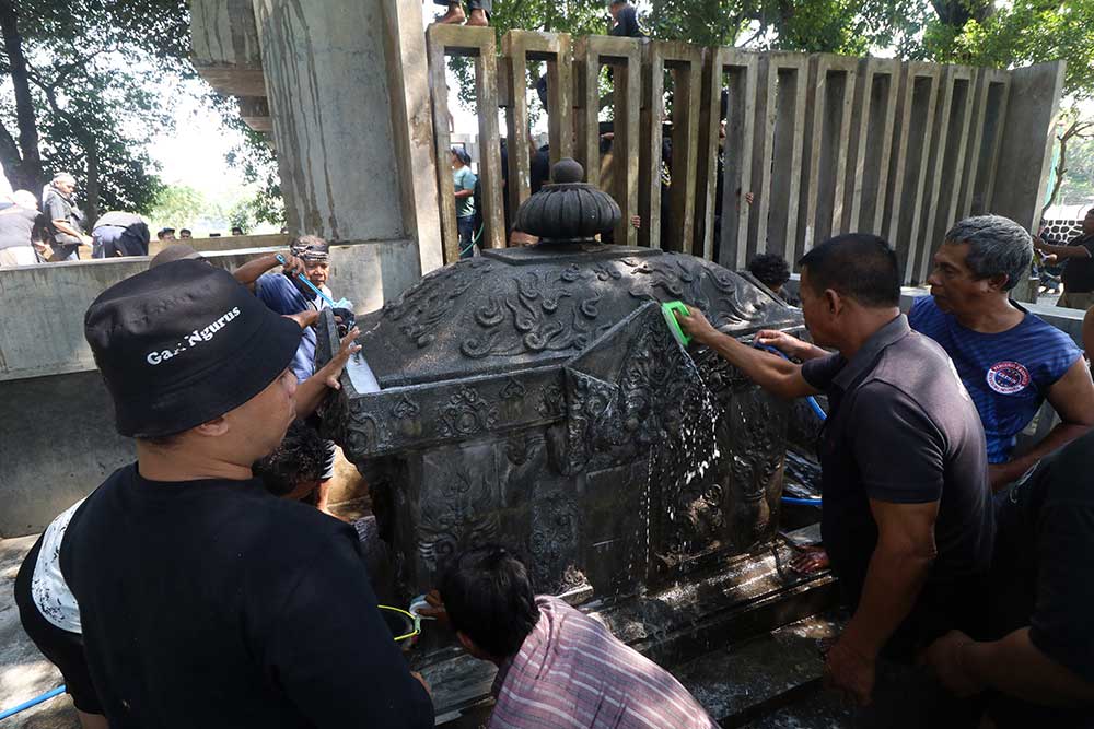  Tradisi Membersihkan Batu Manik di Petilasan Raja Kediri