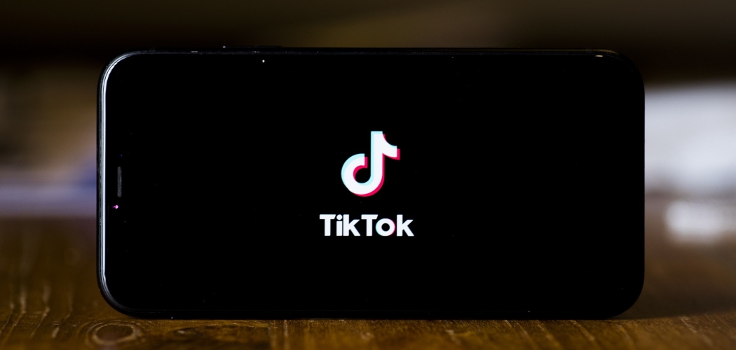 Logo aplikasi TikTok ditampilkan di sebuah smartphone./Bloomberg-Brent Lewin