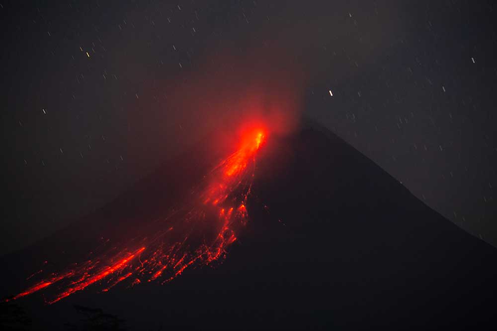  Gunung Merapi Kembali Luncurkan Lava Pijar