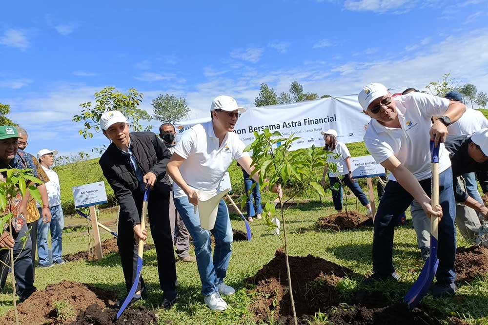  Astra Financial Bersama Unit Bisnisnya Tanam 6.600 Pohon di Titik 0 Sungai Ciliwung