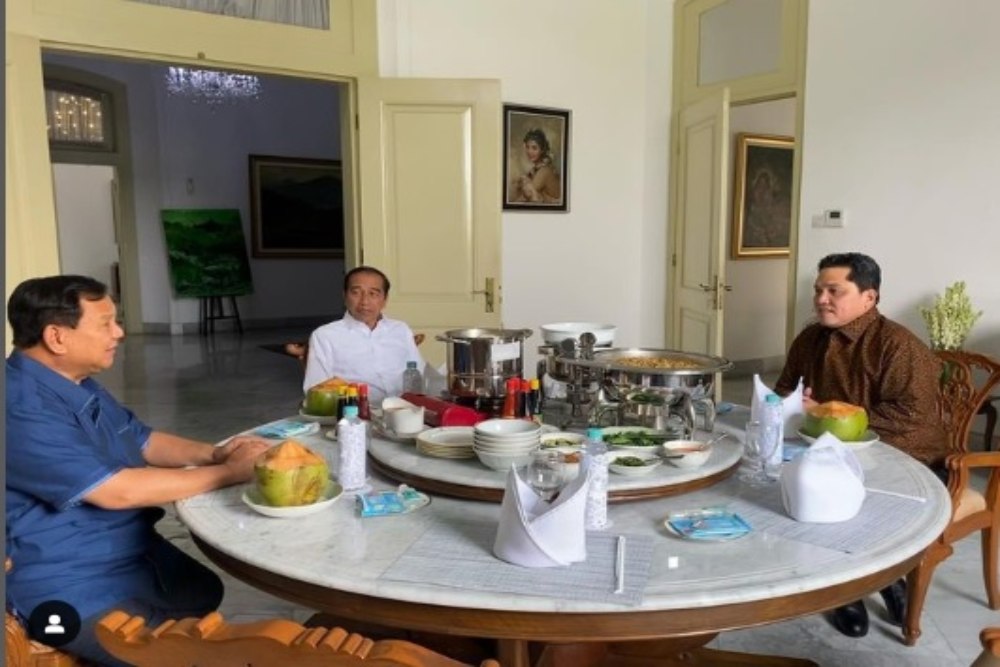 Presiden Joko Widodo (Jokowi) bertemu dengan Menteri Pertahanan (Menhan) Prabowo Subianto dan Menteri BUMN Erick Thohir. di Istana Bogor pada Minggu (16/7/2023)./Instagram @prabowo